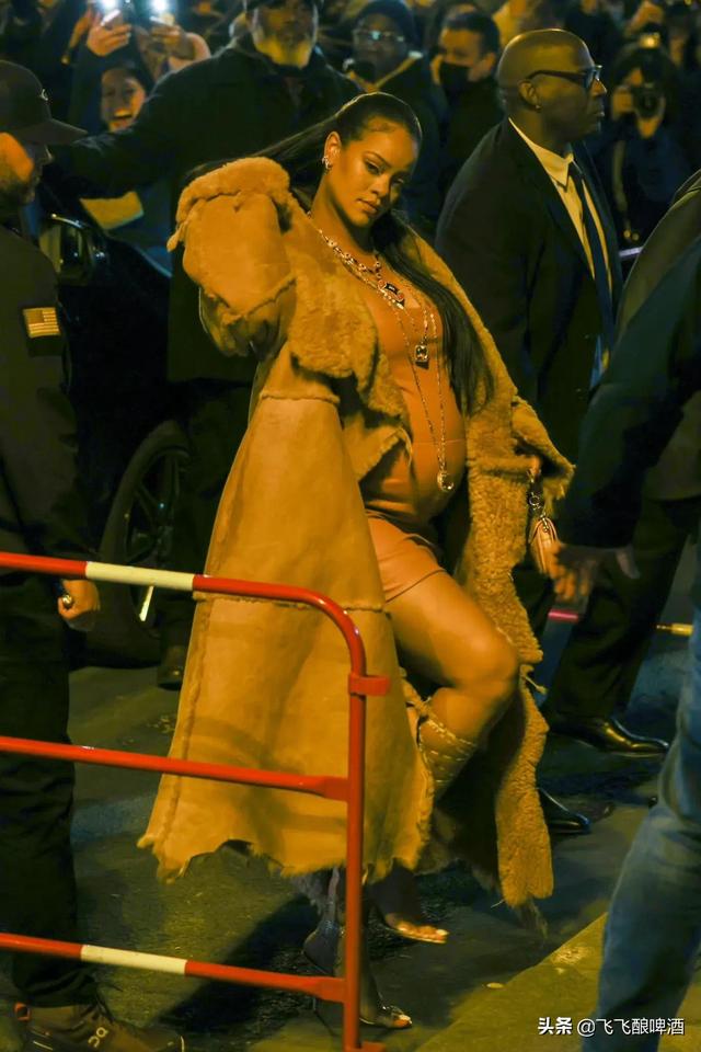 日婆大方秀孕肚,同样都是女明星怀孕,内娱咋是另一翻景象?