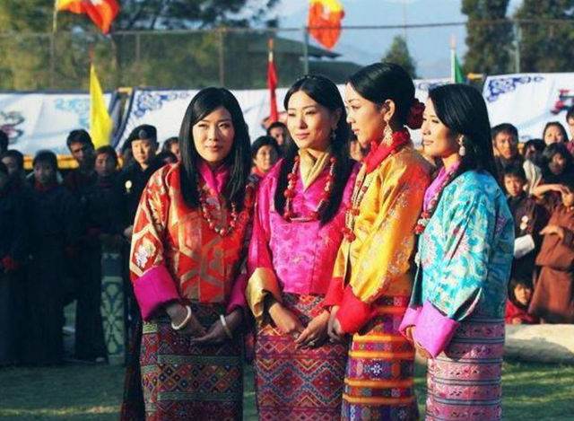 不丹老国王娶4个亲姐妹，个个肤白貌美丹凤眼，生下5颗耀眼明珠
