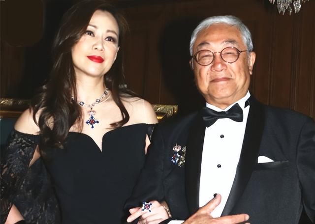 52岁王馨平自曝确诊!喉咙不适在酒店隔离,上月2位亲人接连去世