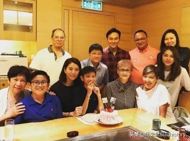 香港“三级片”教父，曹查理经典Pose依旧欠揍，女演员纷纷怀念