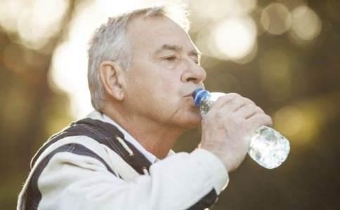 一天喝够8杯水健康才达标吗