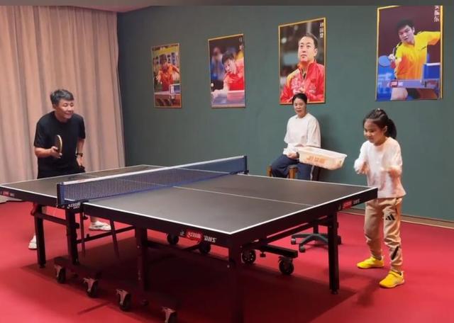 王楠坐私人飞机回海南，老婆孩子挑水果，郭斌连摩托都舍不得下