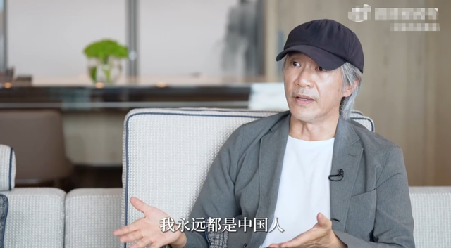 60岁周星驰罕晒近照!与爱犬合影互动不断,隔空嘟嘴献吻显宠溺