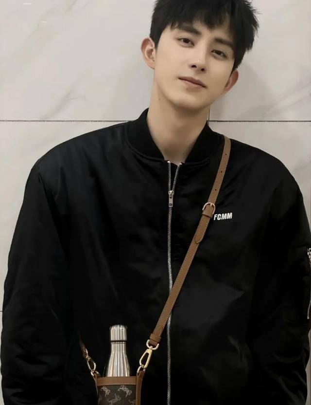 敖瑞鹏：自网络红人到影视新星的璀璨蜕变