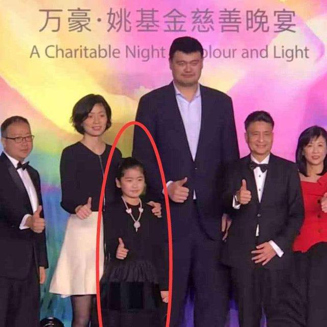 姚明女儿没有170？看站他身边168的范冰冰和172的撒贝宁就知道了