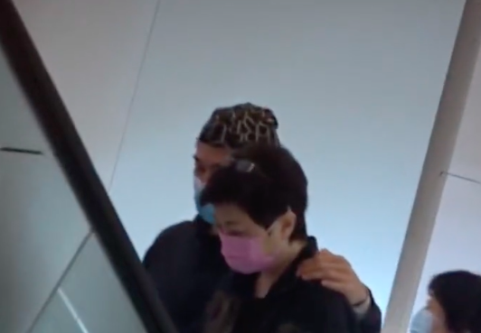 影星江华罕现身，和大8岁妻子好恩爱！曾出轨邓萃雯现婚姻仍美满