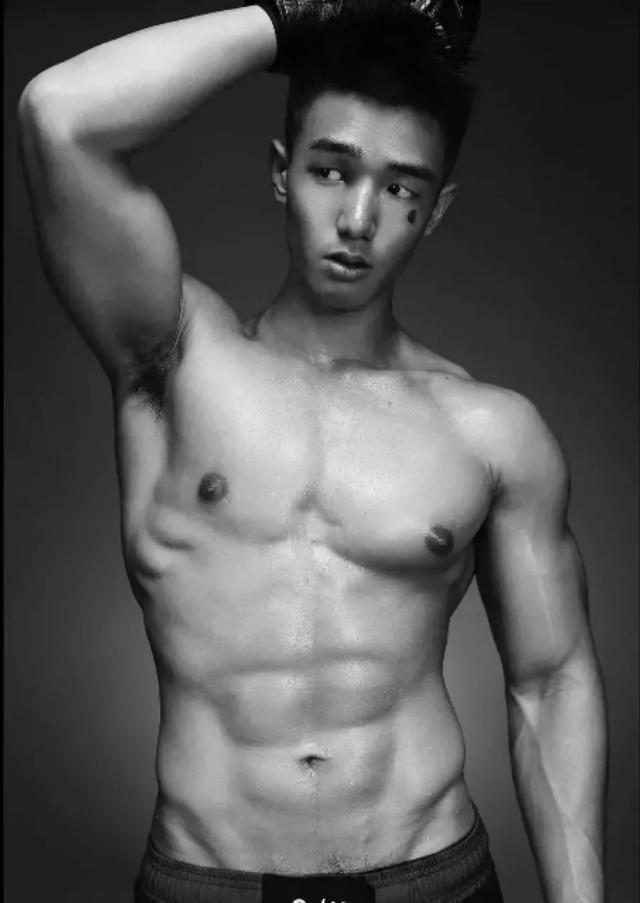 奶凶小狼狗和教练“基情”满满， 真是个单纯大男孩！