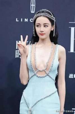 迪丽热巴内衣(迪丽热巴内衣代言：颠覆传统，展现真我魅力的新篇章)