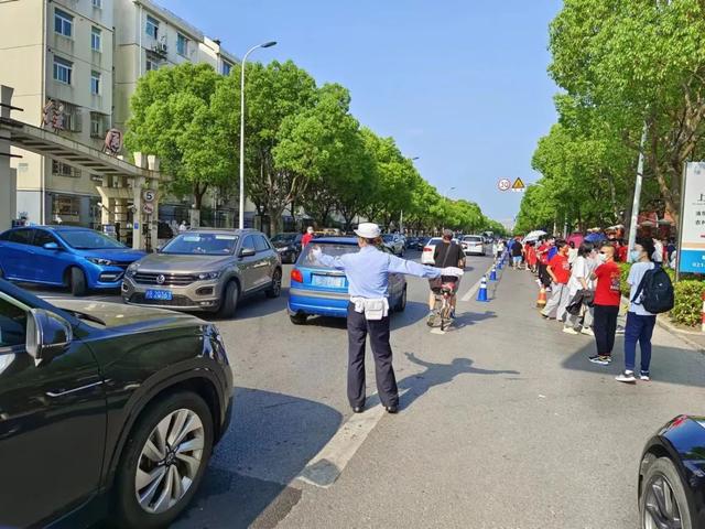 【加油中考】“桑拿天”又迎来中考时季 上海浦东交警马不停蹄再护考