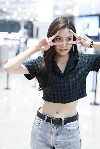 宋妍霏越来越潮!穿露脐装配牛仔裤,简直时髦到飞起