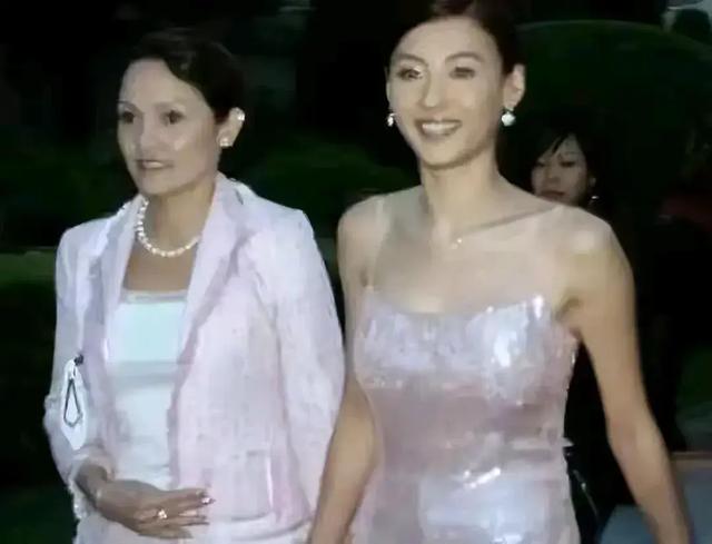 张柏芝母亲戴莎莉，16岁怀孕，四段婚姻，55岁还全裸拍三级片