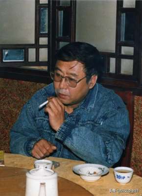 莫言照片(作家路遥老照片：病危时妻子坚持和他离婚，图8和莫言合影很罕见)