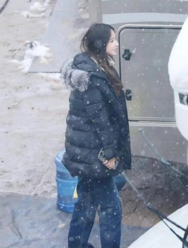 程潇与程晨新加坡旅行，背17万的包包好惬意，妹妹红头发凸嘴抢镜