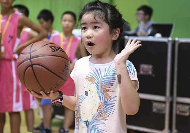 姚明女儿没有170？看站他身边168的范冰冰和172的撒贝宁就知道了