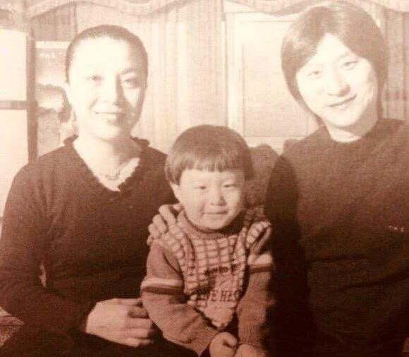 范冰冰儿时旧照曝光，范爷天生美人胚子，范丞丞祖传小眼睛