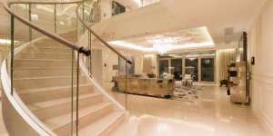 汤臣一品102亿别墅(每平30万，一套卖2亿，可如今汤臣一品已不是最贵的中国豪宅了)