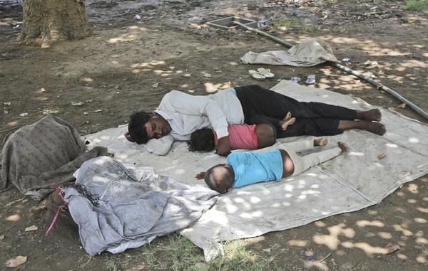 高温飙50度！火车车厢“没冷气”悚变烤箱 印度4人活活热死