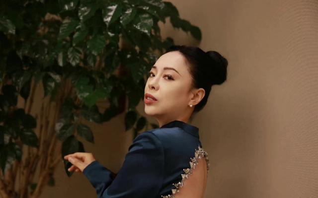 54岁黄绮珊和春晚判若两人!穿黑色吊带秀性感,“黄妈”变姐姐