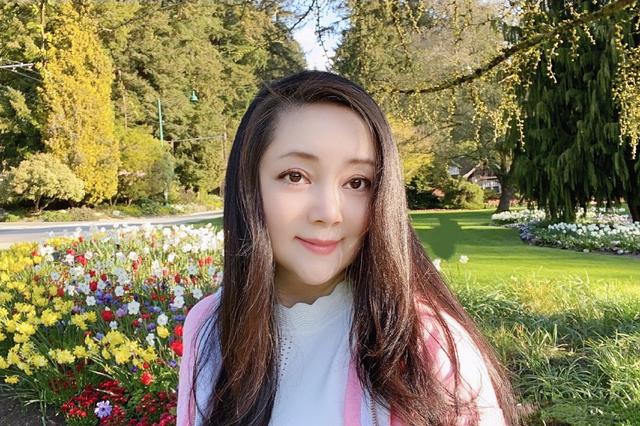 54岁“薛宝钗”近照曝光，皮肤水嫩看不出皱纹，年过半百至今未婚