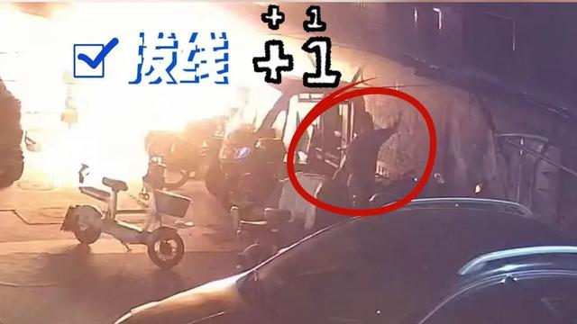 沪一小区深夜突发险情！居民纷纷夺门而出，一波“神操作”……