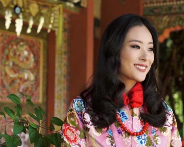 不丹老国王娶4个亲姐妹，个个肤白貌美丹凤眼，生下5颗耀眼明珠
