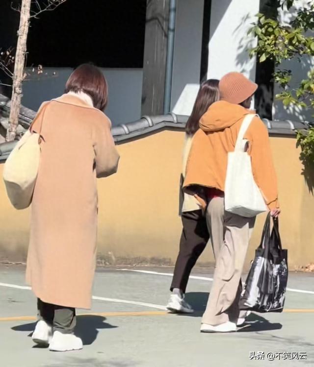 SHE日本旅游被偶遇，田馥甄肚子隆起似怀孕，任家萱发福更显年轻