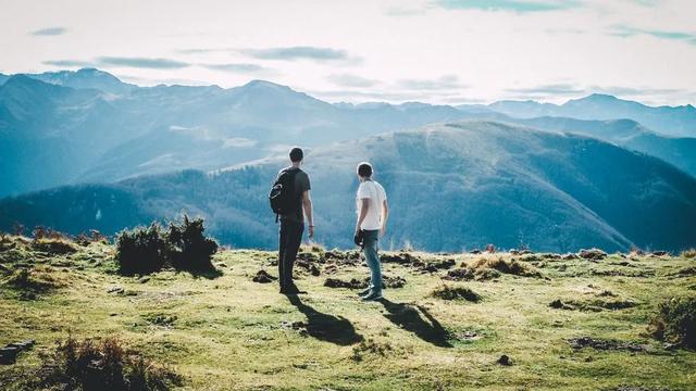 余华《兄弟》:为什么出身相似的人,最后却有不一样的结局