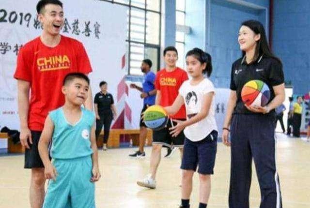 姚明女儿没有170？看站他身边168的范冰冰和172的撒贝宁就知道了