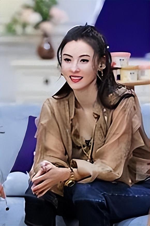 张柏芝母亲戴莎莉，16岁怀孕，四段婚姻，55岁还全裸拍三级片