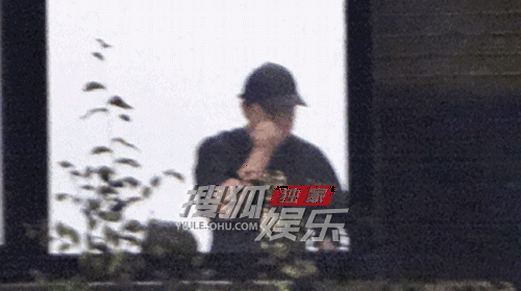 黄渤现身工作室忙碌 身穿短袖特别有活力