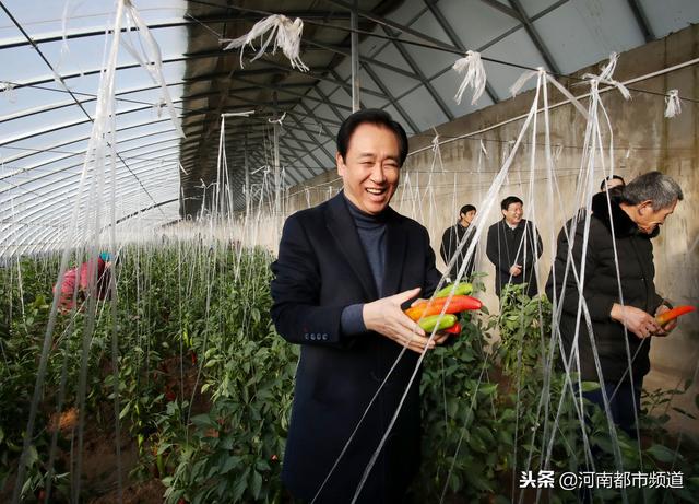 许家印阔别20年再回乡 回报乡里感念师恩