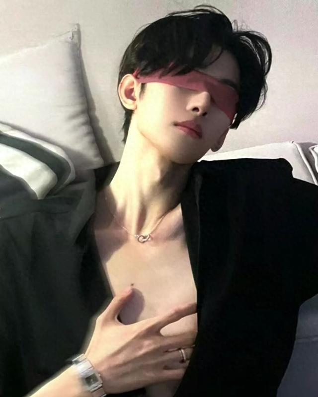 禁欲系帅哥：朱纱红缦遮望眼，衣带渐宽入他乡