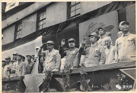 1个弹孔，见证了一段历史；400件雨衣，映衬出城市温情