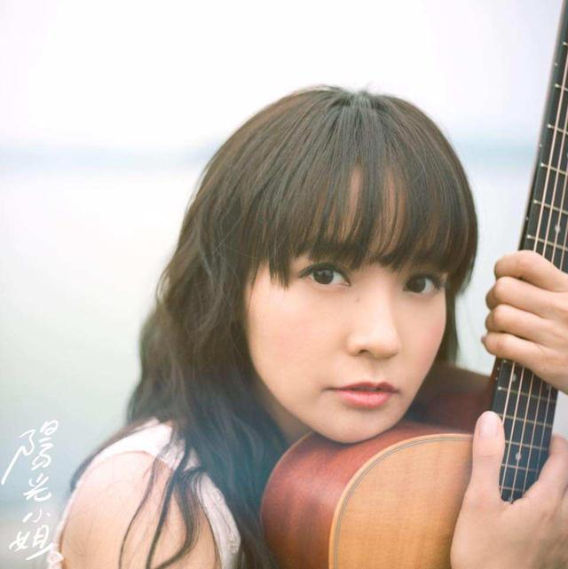 记得《幕后玩家》的DA姐黄山怡吗,一个因拍戏被遗忘的实力歌手