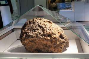 俄罗斯陨石事件(炒作？俄罗斯陨石神秘自移，工作人员吓坏：仿佛在自行逃离地球)