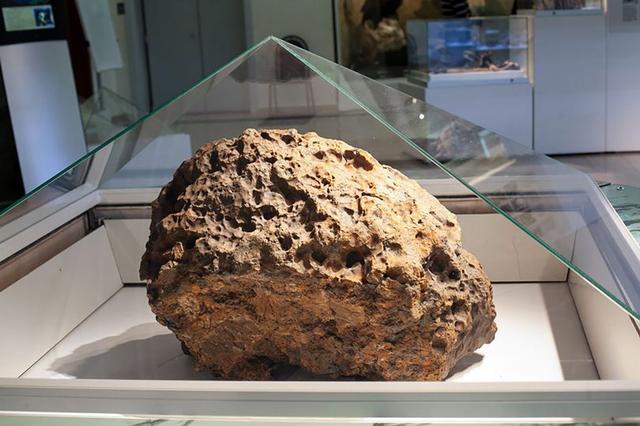 炒作？俄罗斯陨石神秘自移，工作人员吓坏：仿佛在自行逃离地球