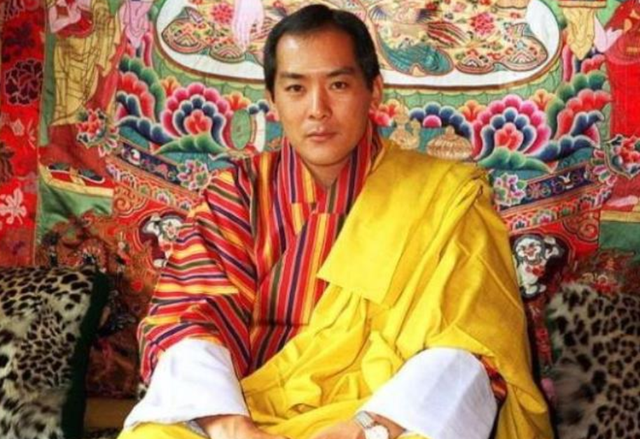 不丹老国王娶4个亲姐妹，个个肤白貌美丹凤眼，生下5颗耀眼明珠