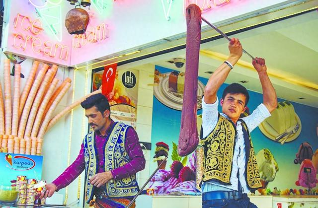 土耳其“咚哆玛”冰淇淋要用刀叉吃