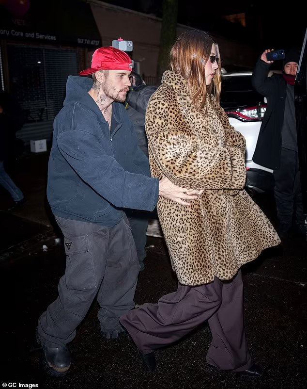 贾斯汀·比伯穿浴袍外出,行为不受控,海莉开心约闺蜜却也有苦衷