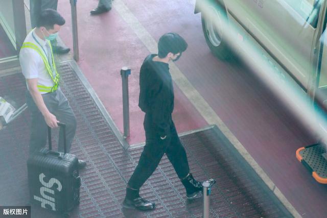 蔡徐坤一身黑衣现身机场,录制青春有你得到认可