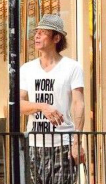 影星江华罕现身，和大8岁妻子好恩爱！曾出轨邓萃雯现婚姻仍美满