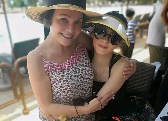 张柏芝母亲戴莎莉，16岁怀孕，四段婚姻，55岁还全裸拍三级片