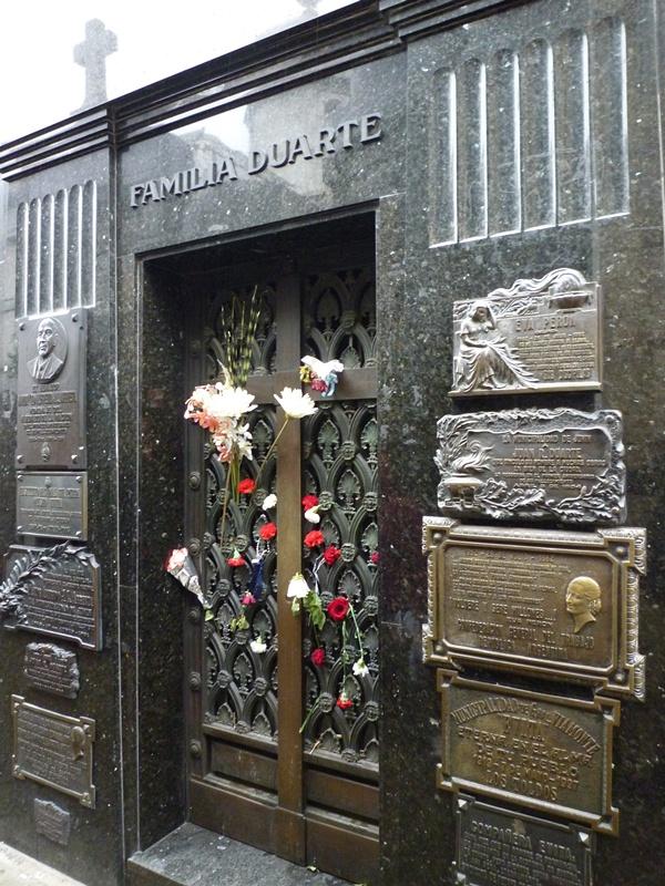 她的一生充满争议，却让整个阿根廷为她哭泣｜跟着电影去旅行