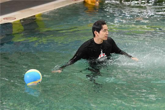 《奔跑吧》张杰、张靓颖同台飙歌 拯救“音痴歌友会”