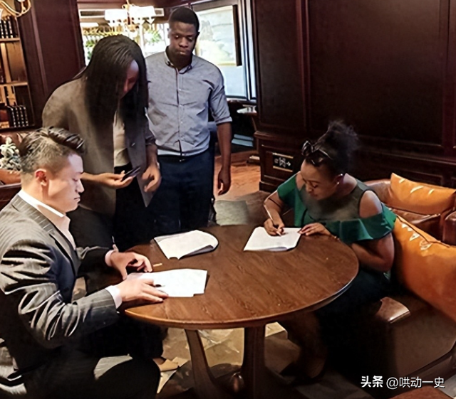 非洲土皇帝王垚：丰臀辣妹当助理，生活奢靡为何多次被官媒表扬？