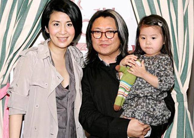 吴君如罕晒家庭照,女儿太像老爸陈可辛,侄女身材高挑想入行发展