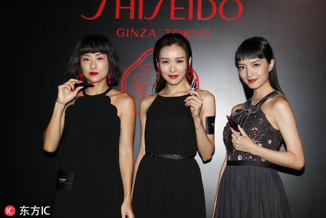 陈奕迅44岁娇妻徐濠萦现身，短裙搭过膝大长靴，这一身有点看不懂