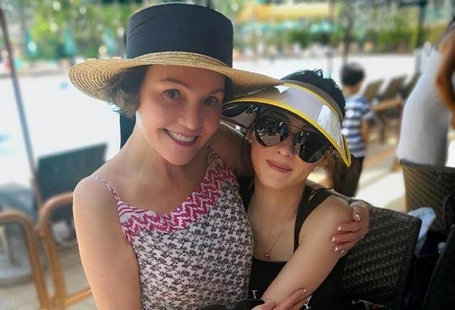 张柏芝母亲戴莎莉，16岁怀孕，四段婚姻，55岁还全裸拍三级片