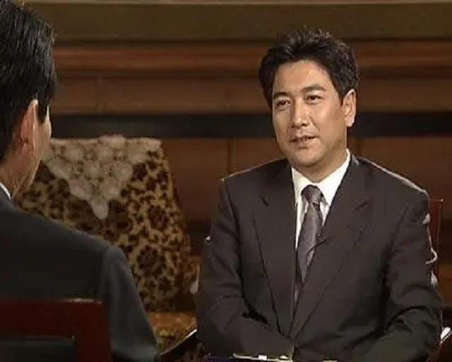 抛弃妻子另娶小13岁新欢，照顾残障哥哥16年，水均益人品究竟如何