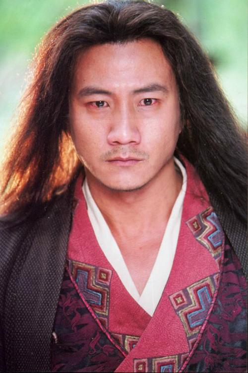 97版和03版乔峰放在一起，音乐一响，吹风机一动，差距就出来了